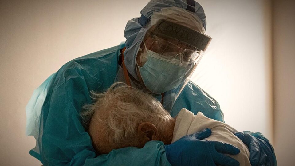 Κορωνοϊός: Ηλικιωμένος βυθίζεται στην αγκαλιά γιατρού πληγωμένος από τη μοναξιά